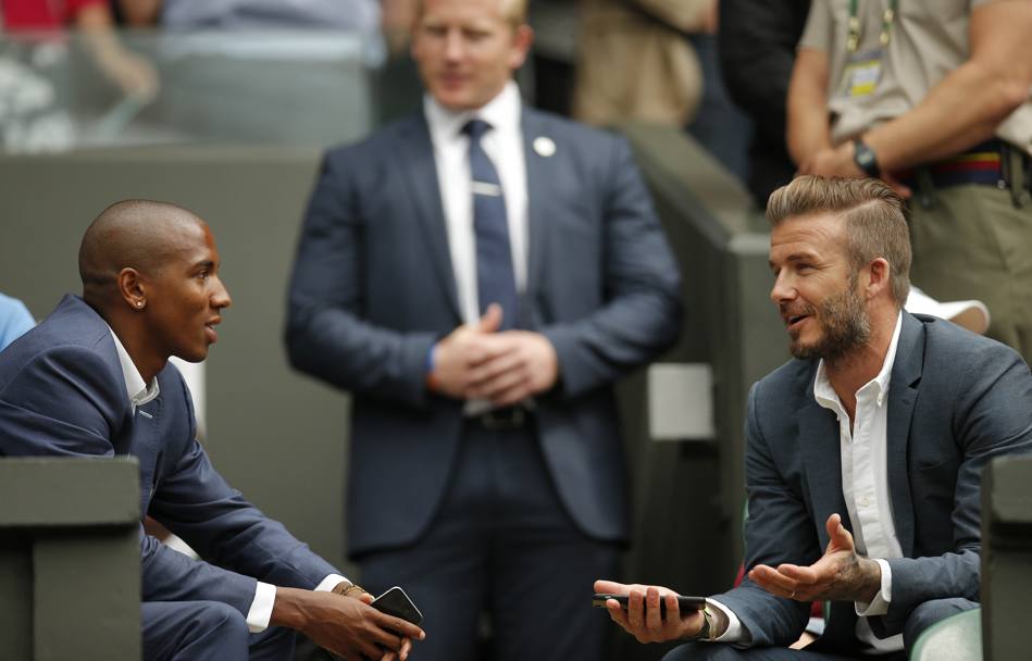 Ashley Young del Manchester United si intrattiene con Beckham (Action Images)